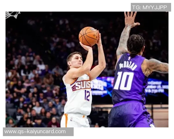 布克称赞马威为防守核心称其场上沟通与快速奔跑至关重要